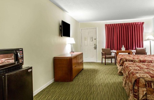 Groton Hotel | Rodeway Inn