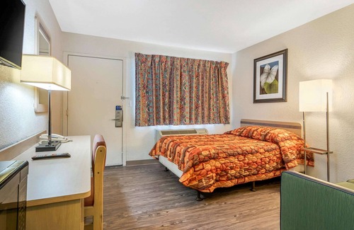 Hays Hotel | Rodeway Inn