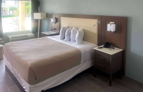 Holiday Hotel | Rodeway Inn