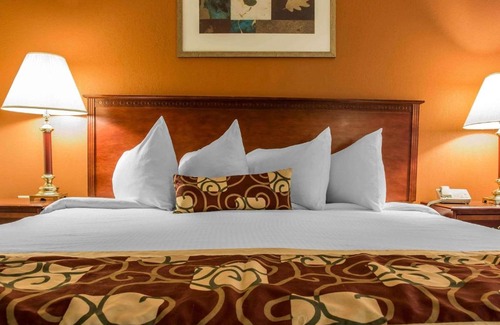 Muskegon Hotel | Rodeway Inn