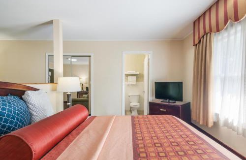 Weedsport Hotel | Rodeway Inn