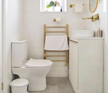 Maidstone Apartment | Rofennie Suite -Luxury ensuite room!