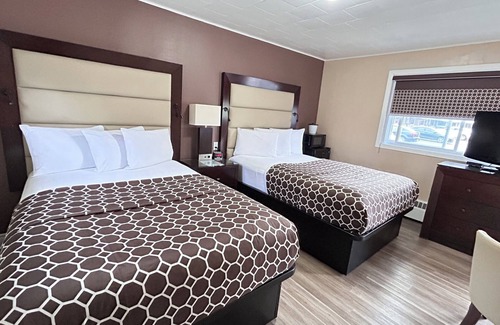 Rideau Lakes Hotel | Roger's Motel