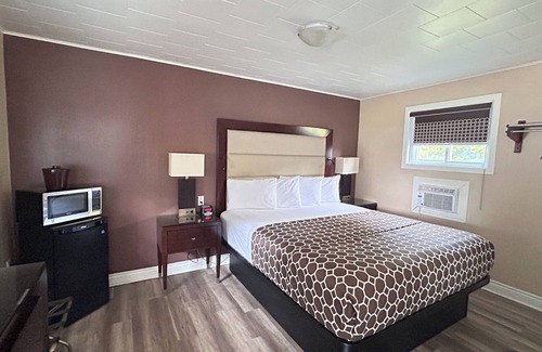 Rideau Lakes Hotel | Roger's Motel