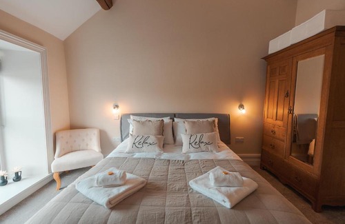 High Peak Apartment | Roger Suite