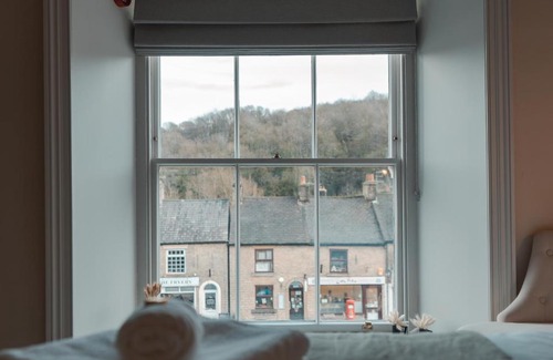 High Peak Apartment | Roger Suite