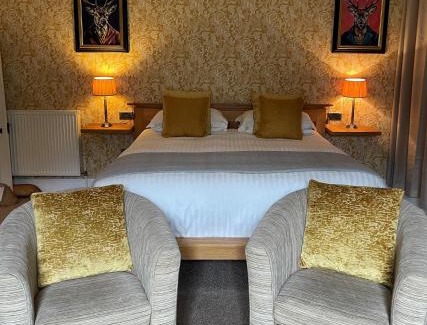 Shrewton House | Rollestone Manor B&B and Restaurant