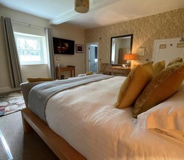 Shrewton House | Rollestone Manor B&B and Restaurant