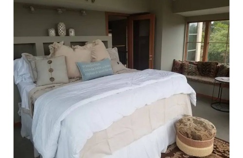 Comanche Trail House | Rolling Hills with Lake Travis Views, 6 bedrooms, 4 balconies