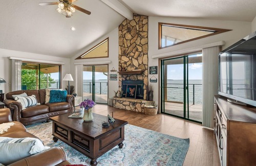 Jasper House | Rollingwood Retreat - Waterfront in Westwood