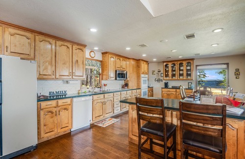 Jasper House | Rollingwood Retreat - Waterfront in Westwood