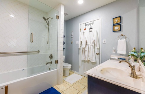 Jasper House | Rollingwood Retreat - Waterfront in Westwood