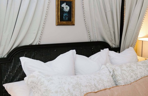 American Fork Bed & Breakfast | Roman Themed Suite, Shower Massage Jets, King Bed!