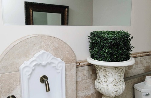 American Fork Bed & Breakfast | Roman Themed Suite, Shower Massage Jets, King Bed!