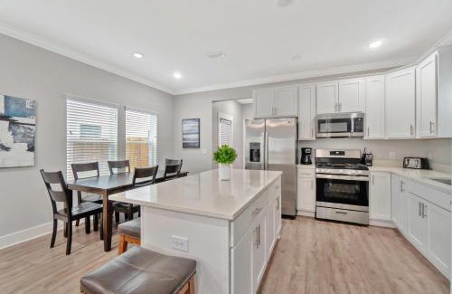 South Pensacola House | Romana Hideaway & Juliet Haven -Family Friendly, Downtown Pensacola!