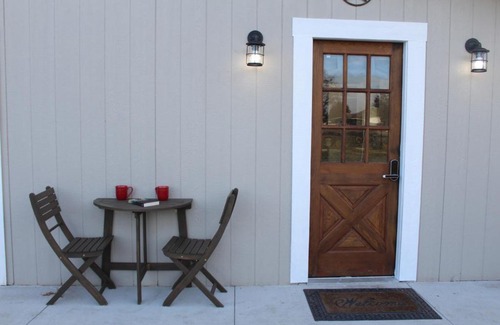 Woodway Apartment | Romance Retreat mins to Lake Waco, Zoo, Silos & Magnolia!