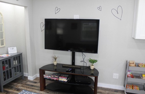 Woodway Apartment | Romance Retreat mins to Lake Waco, Zoo, Silos & Magnolia!