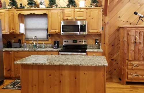 Townsend Cabin | Romans 15:13-WEARSVALLEY~10 mil heart Pig Forge, Hotub, gas grill-NO EXTRA FEES