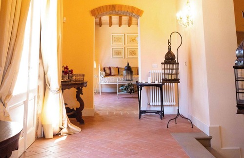 Cavallina Villa | Romantic 2 bedroom Tuscan lake view villa with an Jacuzzi- 20 min.from Florence!