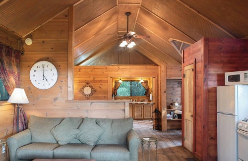 Brenham Cabin | Romantic and Private Spa Cabin with Hot Tub at Scenic Hill Retreat