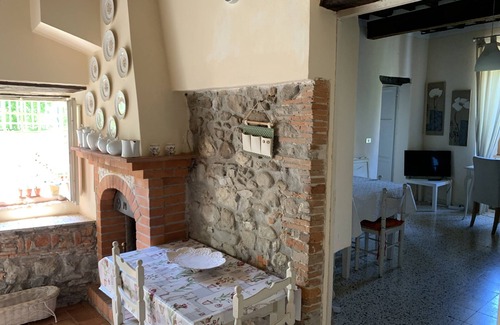Mologno Apartment | Romantic Apartment In The Historic Centre