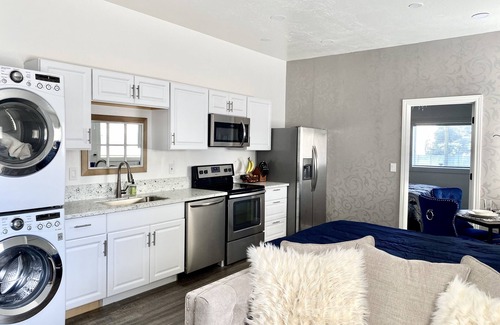 Riverton Apartment | 🌹Romantic Beauty & Beast retreat. 🪞
