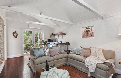 Leura Cottage | Romantic Bloom Cottage 300m to Mall with wood fire SPECIAL midweek rates apply