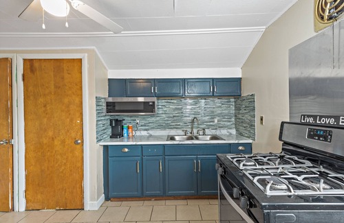 Calumet City Apartment | Romantic Cabin Fever Spacious 1 Bedroom