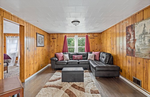 Calumet City Apartment | Romantic Cabin Fever Spacious 1 Bedroom