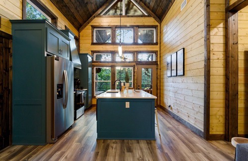 Broken Bow Cabin | Romantic Cabin Getaway-Spa-Swing Chairs-EV Charger