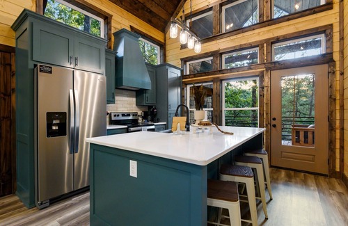 Broken Bow Cabin | Romantic Cabin Getaway-Spa-Swing Chairs-EV Charger