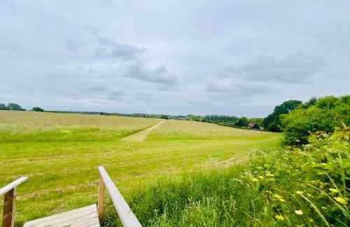 Moffat Apartment | Romantic Cabin Retreat on 50-Acre Suffolk Farm