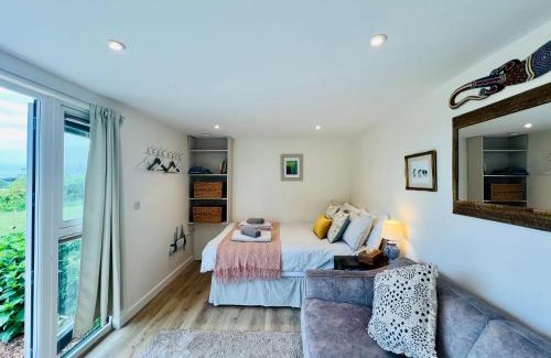 Moffat Apartment | Romantic Cabin Retreat on 50-Acre Suffolk Farm