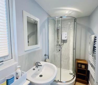 Moffat Apartment | Romantic Cabin Retreat on 50-Acre Suffolk Farm