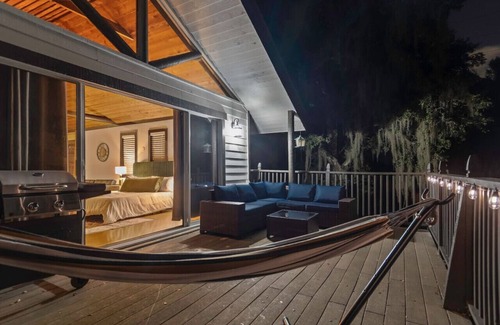 Kissimmee Cabin | Romantic Cabin w/Balcony + Tub + Hammock + Grill