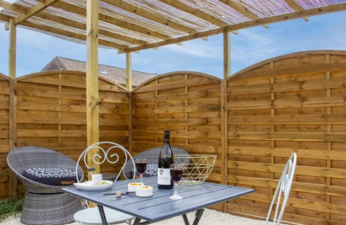 Laprade Cabin | Romantic converted shipping container with outdoor bath