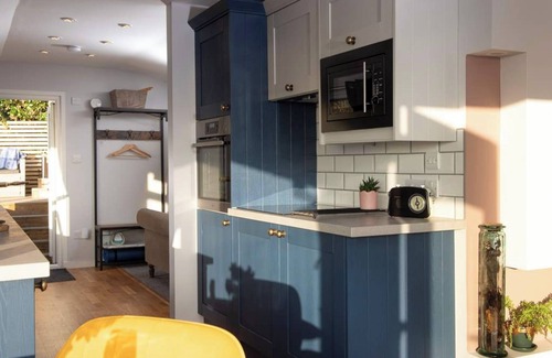 Rame Ski Chalet | Romantic Cornish Cabin w/outdoor heated bath tub-Sea-Views.Pet friendly-Parking!