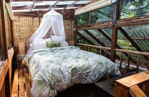 Molalla House | Romantic Cottage for Couples Getaway near Portland | Oregon Rentals