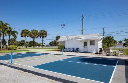Varnum Park House | Romantic Cottage King Pool Pickleball Beaches