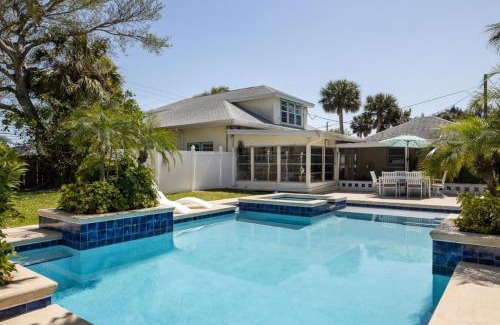 Varnum Park House | Romantic Cottage King Pool Pickleball Beaches