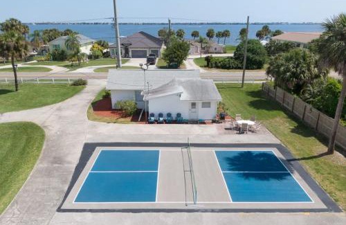 Varnum Park House | Romantic Cottage King Pool Pickleball Beaches