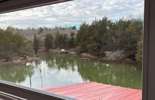 Guthrie Cottage | Romantic Cottage on Private Lake
