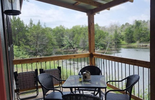 Guthrie Cottage | Romantic Cottage on Private Lake