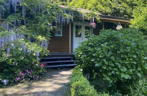 Halfmoon Bay Cottage | Romantic Cottage with a covered Gas Fire Pit, 10 min walk to Sargeant Bay Beach