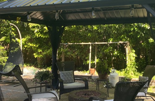 Halfmoon Bay Cottage | Romantic Cottage with a covered Gas Fire Pit, 10 min walk to Sargeant Bay Beach
