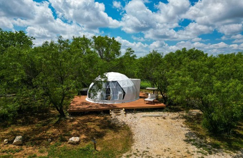 Jourdanton Cottage | 🏕Romantic Country Stay 😍 ♥️ Lake, Telescope 🔭 Peddle Boat, Kayaks