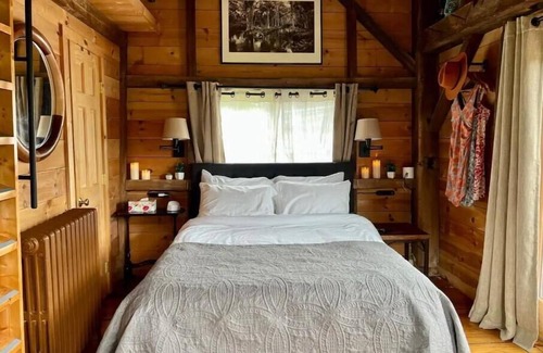 Colliersville Cabin | Romantic Cozy Cabin with a View of the Wetlands