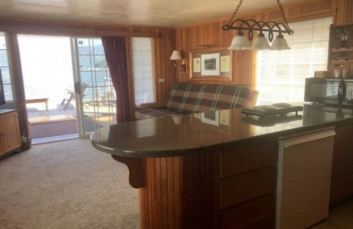 Bayview Boat Rental | Romantic cozy floating house