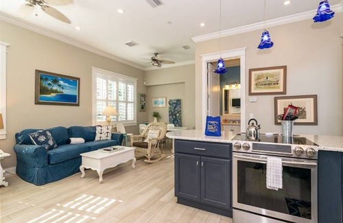Bradenton Beach Cottage | Romantic, Cute Cottage on Anna Maria Island. Close To Everything. Pet Friendly!