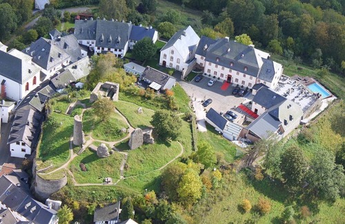 Kronenburg House | Romantic double room superior - Burghaus and Villa Kronenburg